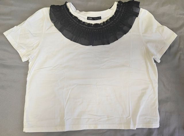 Camiseta Zara blanca con cuello negro