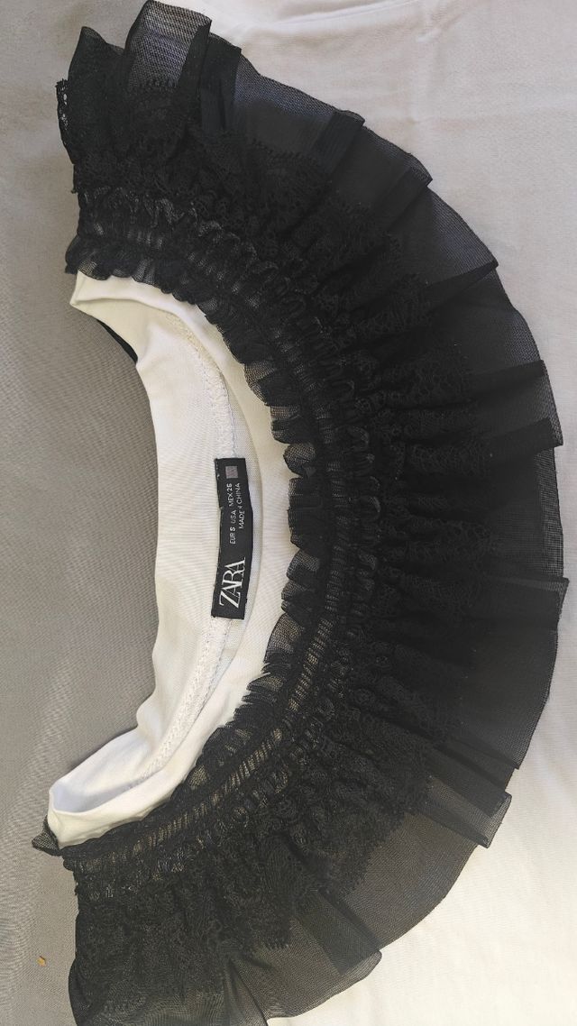 Camiseta Zara blanca con cuello negro