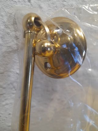 Alzapaños o colgador de latón dorado.