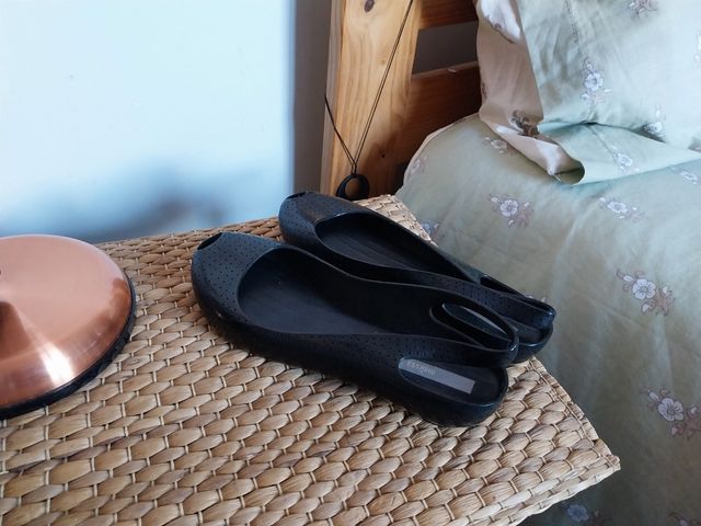 Sandalias negras de goma