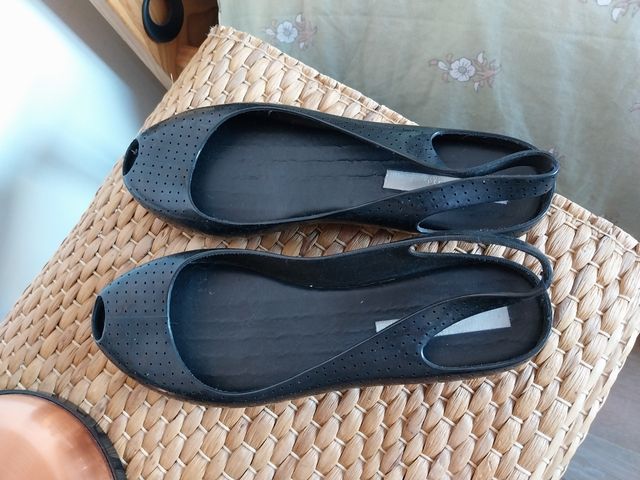 Sandalias negras de goma