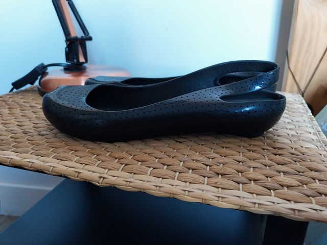 Sandalias negras de goma