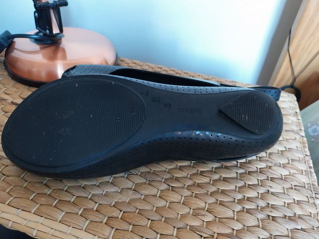 Sandalias negras de goma