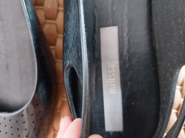 Sandalias negras de goma