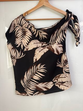 Blusa negra con estampado hojas