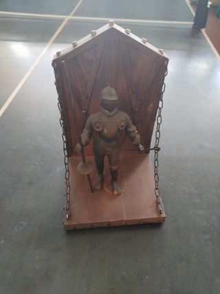 Cavalier medievale in legno