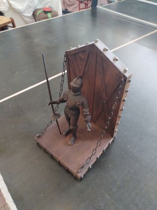 Cavalier medievale in legno