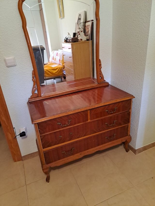 Cómoda antigua de madera