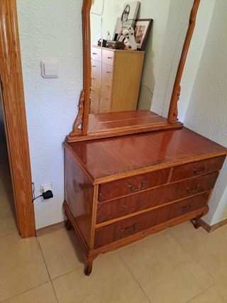 Cómoda antigua de madera