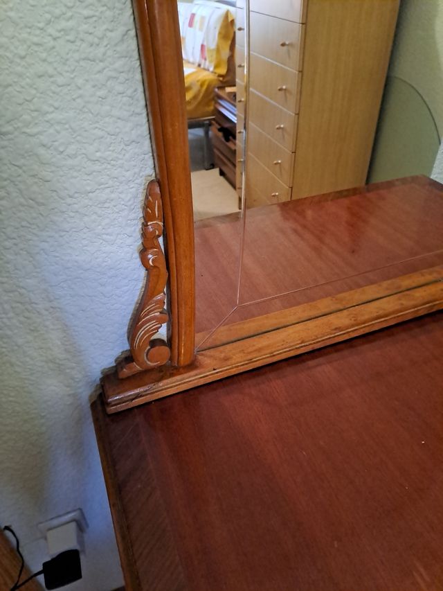 Cómoda antigua de madera