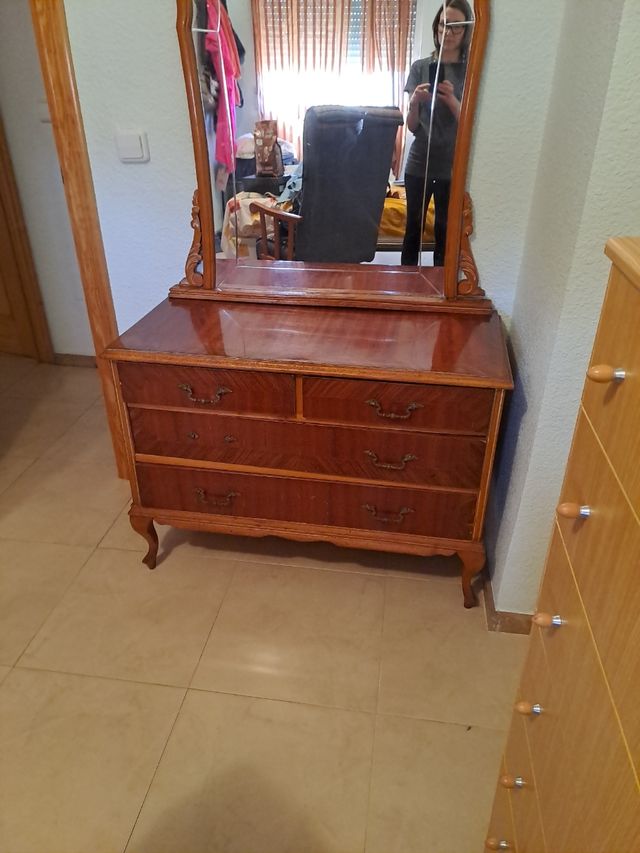 Cómoda antigua de madera