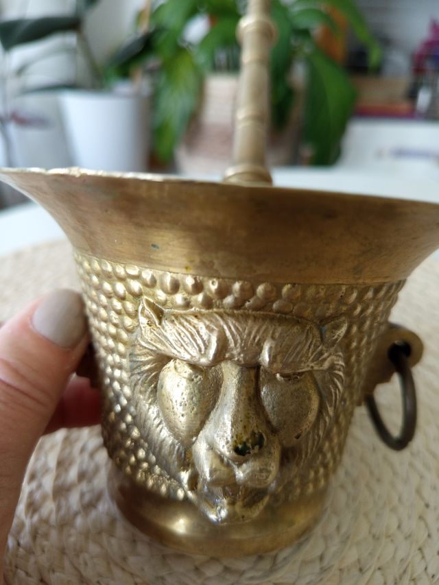 Mortero de bronce antiguo