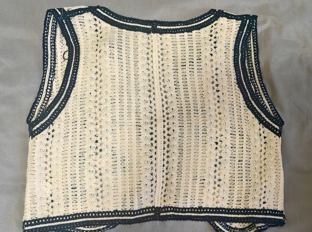 Chaleco crochet beige y azul