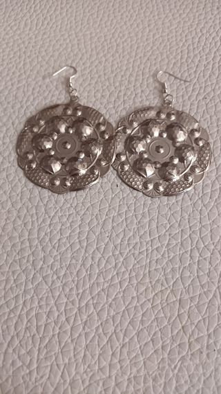 Pendientes redondos plateados