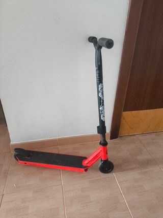 Patinete Stunt Scooter rojo con 1 mes de uso