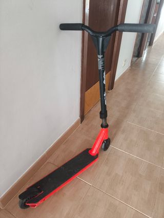 Patinete Stunt Scooter rojo con 1 mes de uso