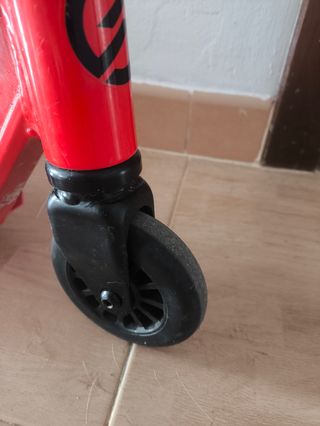 Patinete Stunt Scooter rojo con 1 mes de uso