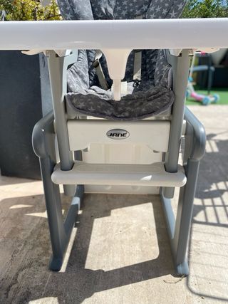 Trona Jané convertible a pupitre. nueva vale 179€