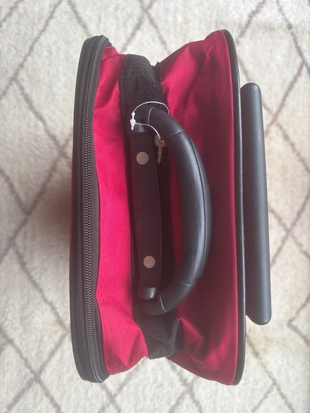 Maleta roja pequeña con ruedas