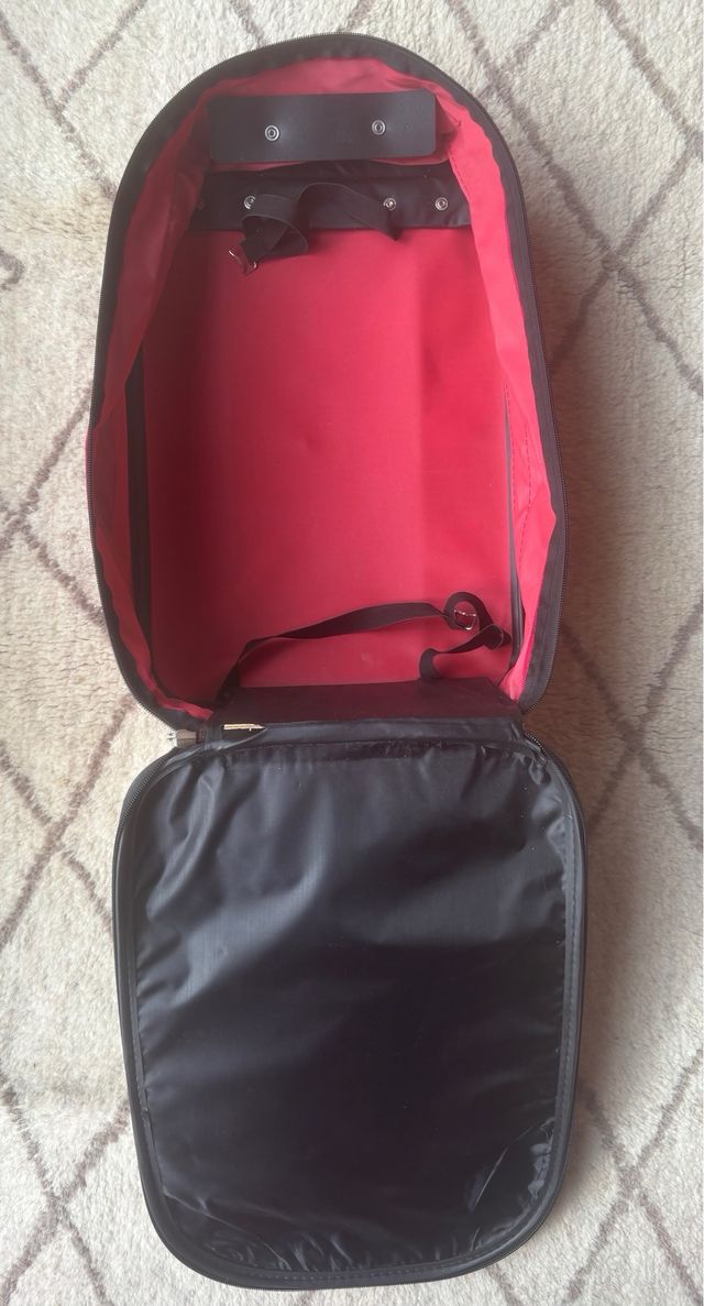 Maleta roja pequeña con ruedas