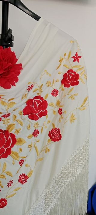 Mantoncillo Blanco - Rojo Bordado