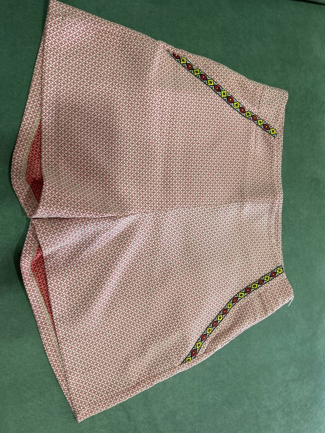 Bermuda estampada roja y blanca