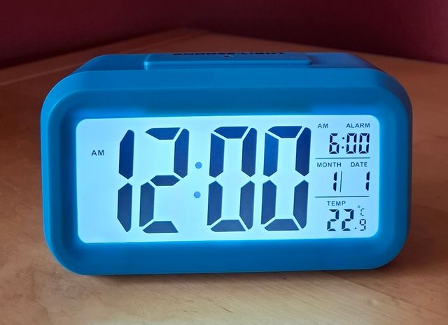 Reloj Despertador LED con sensor de temperatura.