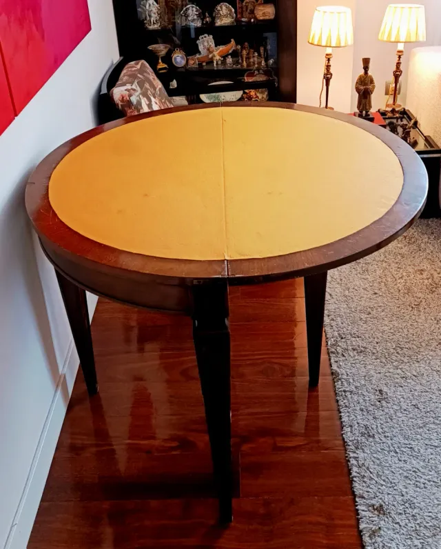 Mesa consola de juegos abatible antigua.