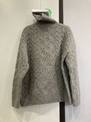 Maglione grigio a collo alto lavorato