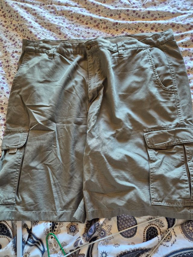 Bermuda militar verde hombre