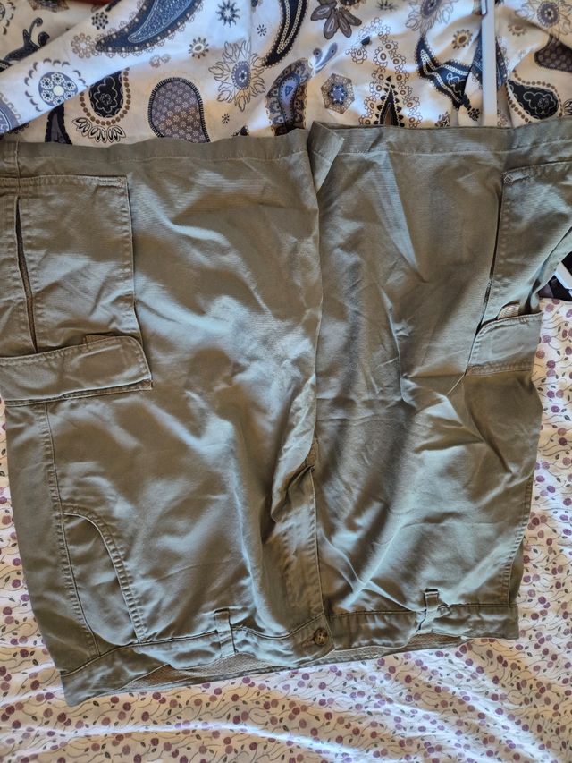 Bermuda militar verde hombre