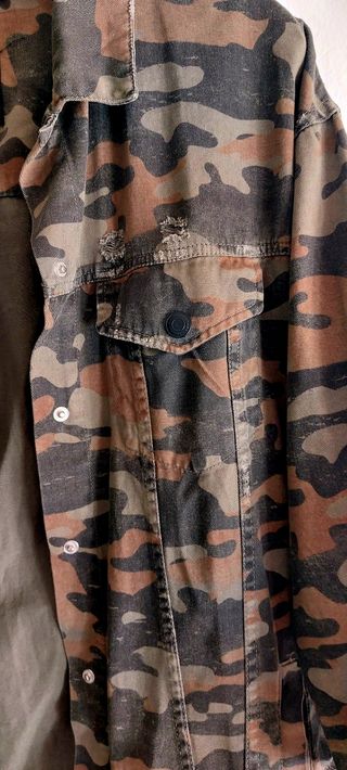 Chaqueta vaquera camuflaje larga desgastada Zara
