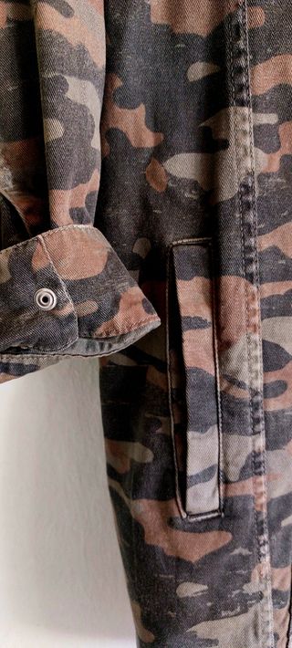Chaqueta vaquera camuflaje larga desgastada Zara