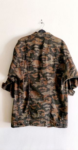Chaqueta vaquera camuflaje larga desgastada Zara