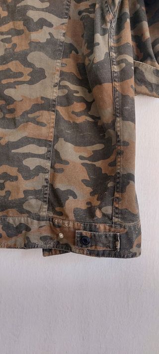 Chaqueta vaquera camuflaje larga desgastada Zara