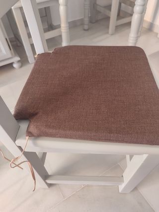 Está en Torrox.Cojín silla marrón - tela