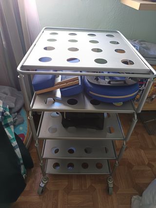 Carrito auxiliar metálico.