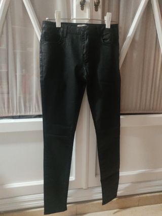 Pantalón de polipiel negro. Zara Woman