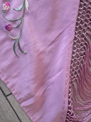 Manton gitana rosa bordado