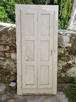 Ventana madera antigua con contraventana plegable.