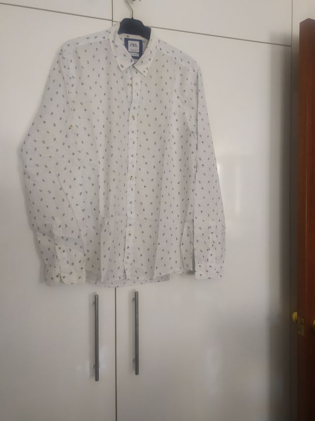 Camisa Zara blanca hombre con espigas azul 