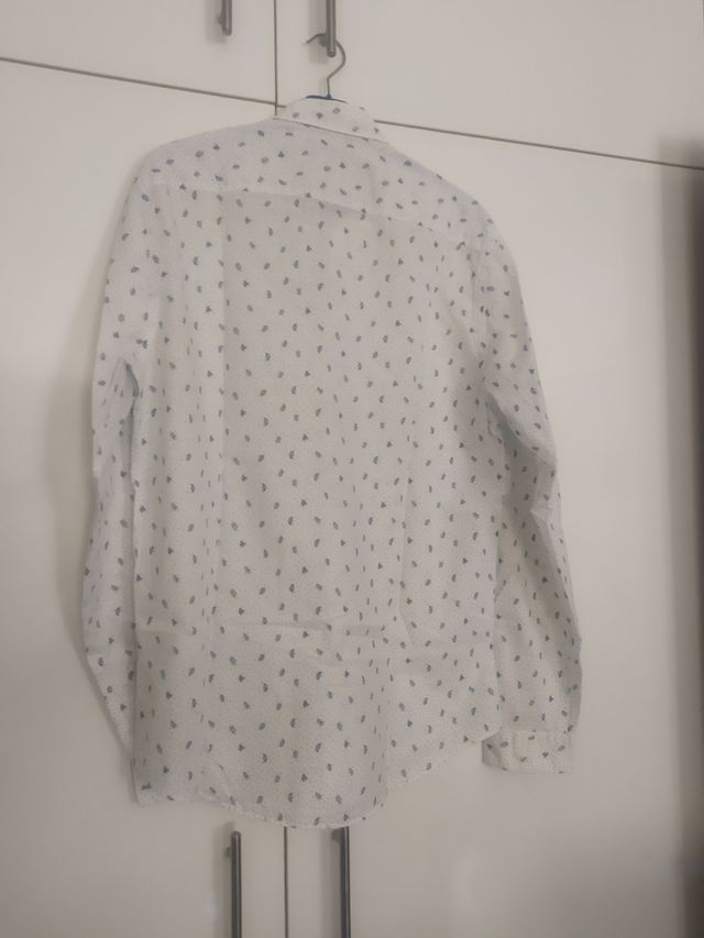 Camisa Zara blanca hombre con espigas azul 