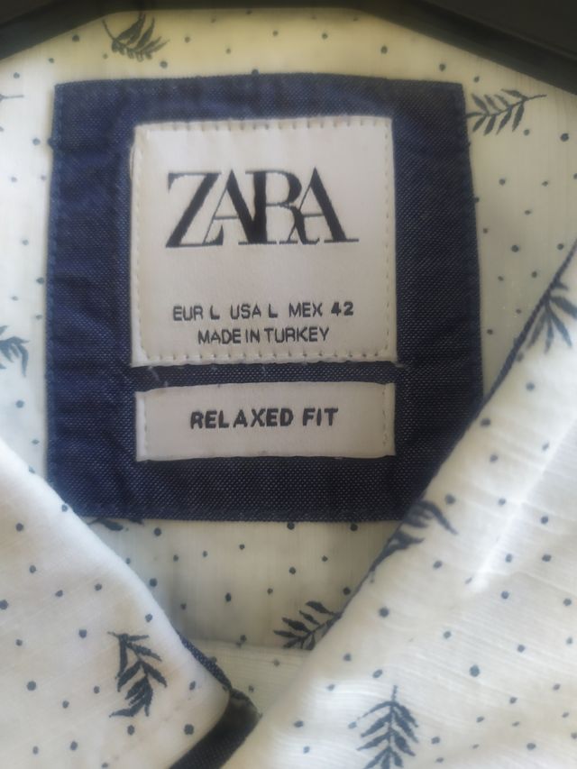 Camisa Zara blanca hombre con espigas azul 