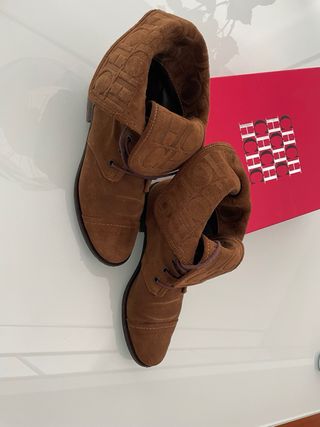 Botines Carolina Herrera ante marrón