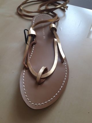 Sandalias romanas doradas