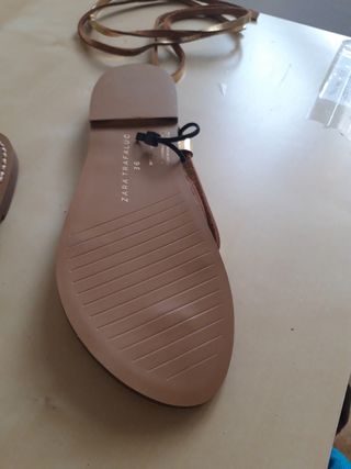 Sandalias romanas doradas