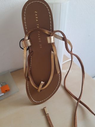 Sandalias romanas doradas