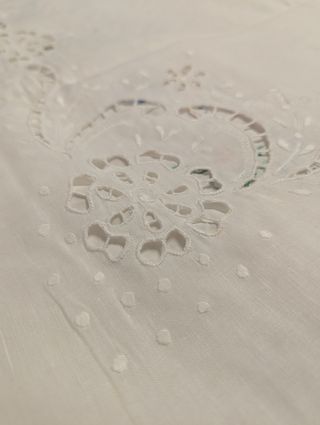 Copriletto matrimoniale in lino bianco ricamato