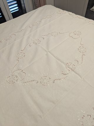 Copriletto matrimoniale in lino bianco ricamato