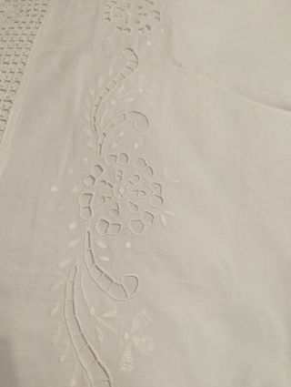 Copriletto matrimoniale in lino bianco ricamato
